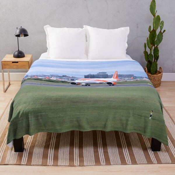 Artikelvorschau, MAN nach MLA easyJet Airbus A320-251N G-UJEB entworfen und verkauft von Skyframe Aviation.