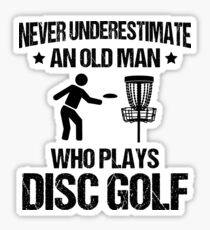 Pegatina Nunca subestimes a un anciano que juega golf de disco