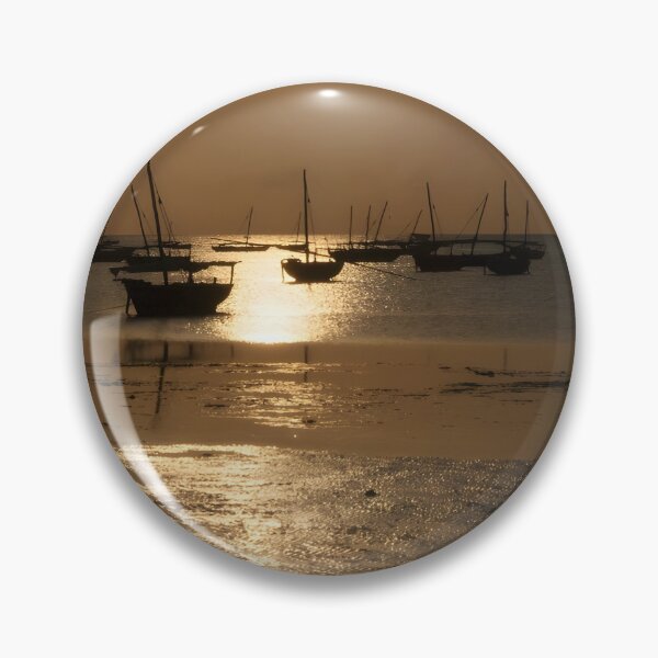 Artikelvorschau, Sonnenuntergang am Strand von Sansibar entworfen und verkauft von Uglyandcute.