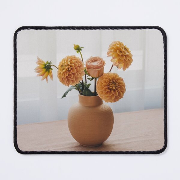 Artikelvorschau, Lifestyle Hub: Blumen in Keramikvase entworfen und verkauft von M&M Lifestyle Hub.