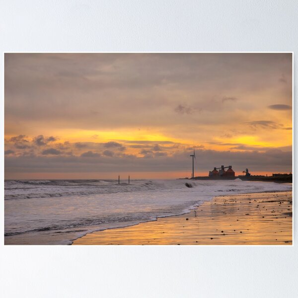 Artikelvorschau, Goldener Sonnenaufgang über einem Strand in Northumbria entworfen und verkauft von Violaman.