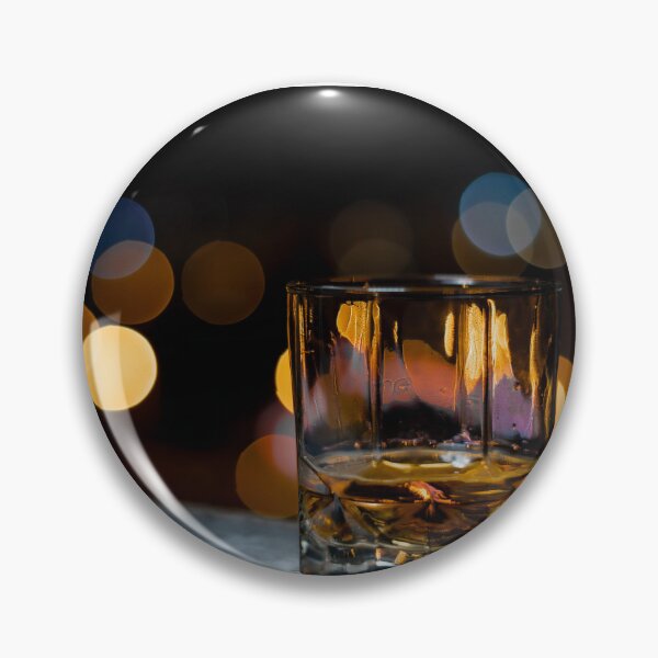Artikelvorschau, Single Malt Whisky in einem Whiskyglas in einer Sommernacht mit dem Bokeh der Stadt im Hintergrund entworfen und verkauft von PR7 photography.