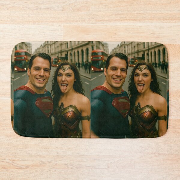 Artikelvorschau, Superhelden-Selfie: Lustiges Superman- und Wonder Woman-Stadtfoto entworfen und verkauft von Alan Javier Cordoba Espinosa.
