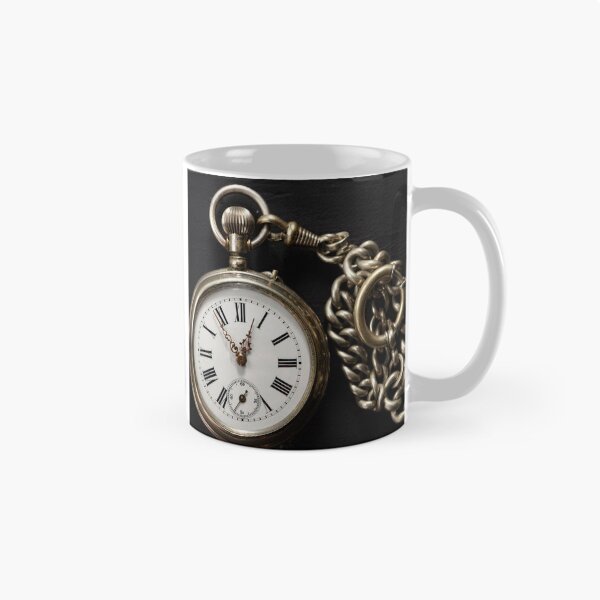 Artikelvorschau, Vintage Taschenuhr mit Kette auf Schwarz entworfen und verkauft von Photopat.