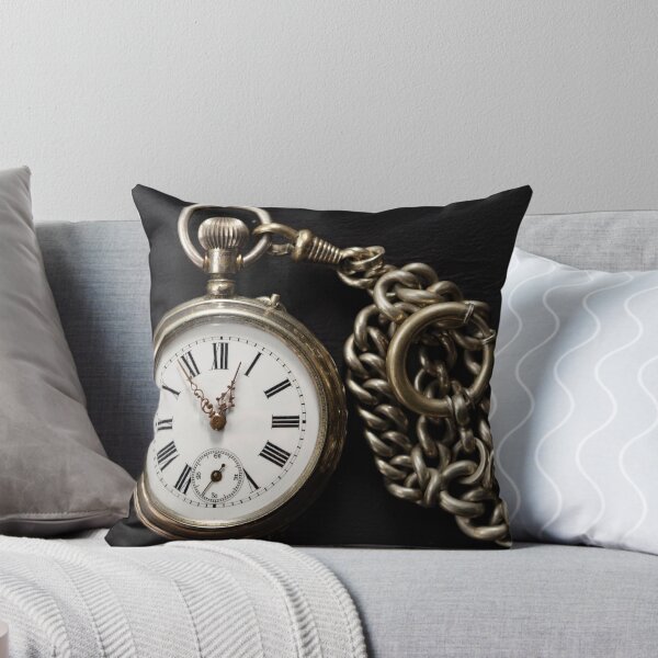 Artikelvorschau, Vintage Taschenuhr mit Kette auf Schwarz entworfen und verkauft von Photopat.