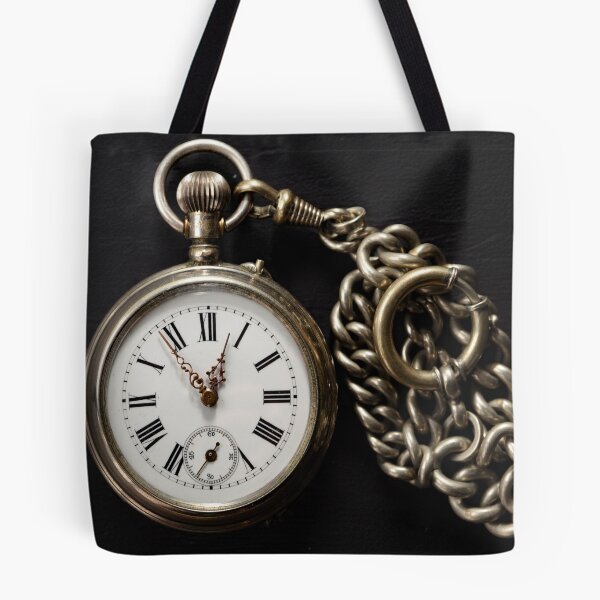Artikelvorschau, Vintage Taschenuhr mit Kette auf Schwarz entworfen und verkauft von Photopat.