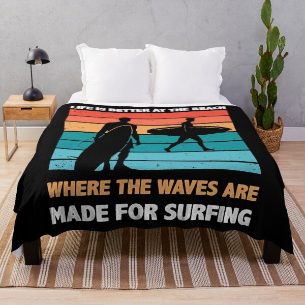 Aperçu de l'œuvre La vie est meilleure à la plage où les vagues sont faites pour le surf créée et vendue par mybegoniatee.