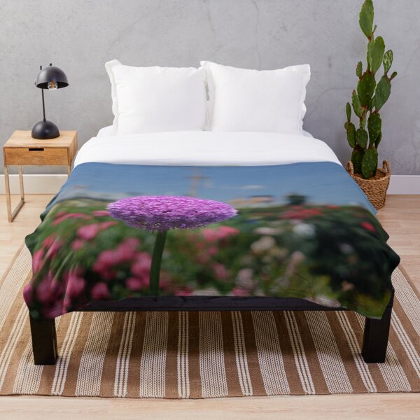 Item preview, Puerro gigante entre rosas en el parque Yamashita designed and sold by Pix4Japan.