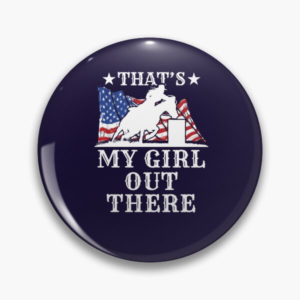 Artikelvorschau, Barrel Racing Dad, das ist mein Mädchen da draußen, Vatertag mit amerikanischer Flagge entworfen und verkauft von jaygo.
