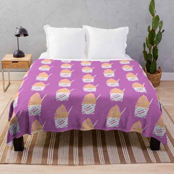 Vista previa del artículo con la obra «Remolinos de yogur helado mediocres de color rosa y amarillo», diseñado y vendido por Yulia Saraswati.