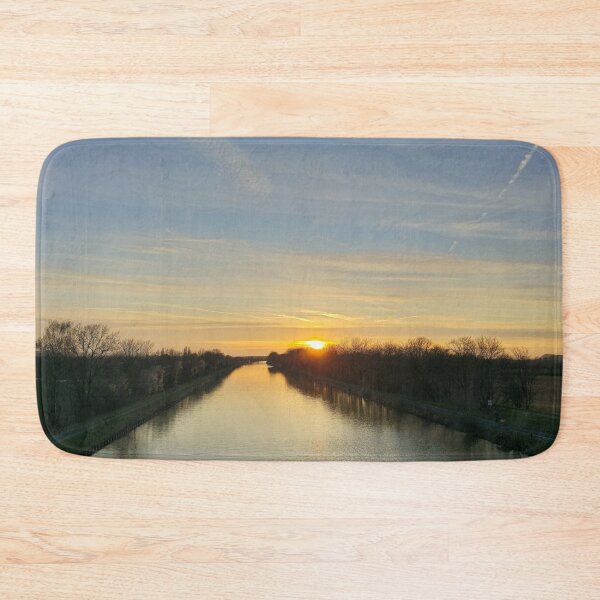 Artikelvorschau, FPV Drohnenfoto vom Sonnenuntergang welcher ein wunderschönes Abendrot am Himmel über dem Mittellandkanal Wunstorf erzeugt entworfen und verkauft von TravelLensPro.
