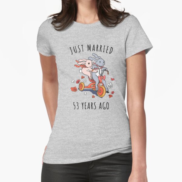 Vista previa del artículo con la obra «Just Married 53 Years Ago - 53rd Anniversary Couple Bunnies Tee, Fundas para teléfonos y otros regalos», diseñado y vendido por MemWear.