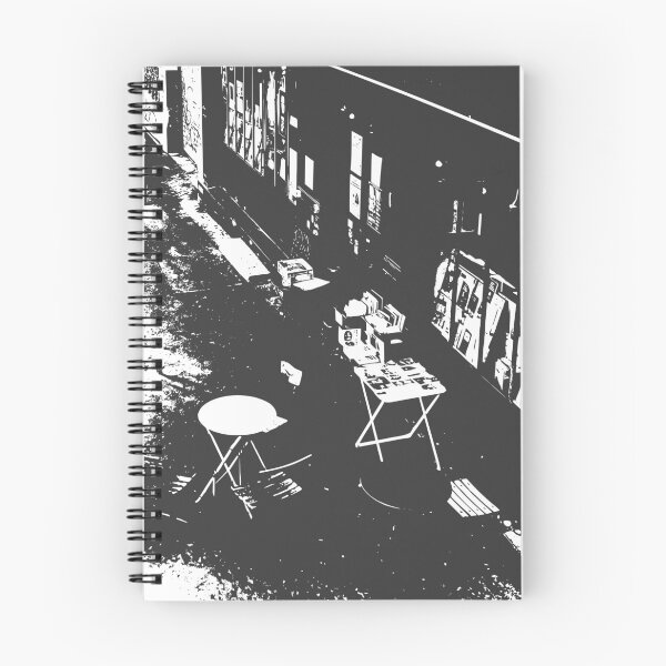 Aperçu de l'œuvre Librairie d'angle Paris Belville avec vinyles, tables et chaises sur une terrasse en monochrome créée et vendue par strokes and splashes.