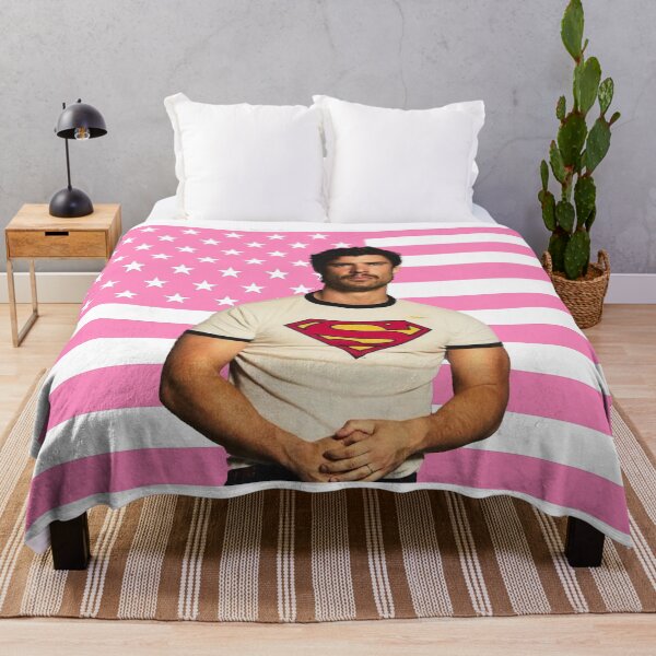 Vista previa del artículo con la obra «Bandera rosa de Estados Unidos David Corenswet», diseñado y vendido por kariandco.