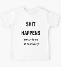 Scheiße passiert. Meistens zu mir, also mach dir keine Sorgen Kinder T-Shirt