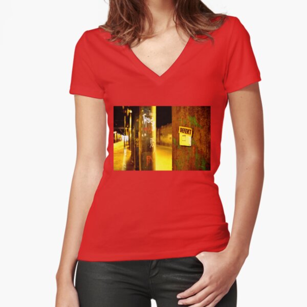 Defective Switch Tailliertes T-Shirt mit V-Ausschnitt