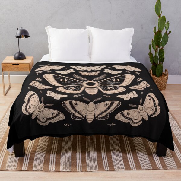 Artikelvorschau, Monochrome Mottenillustration entworfen und verkauft von WykroMerch.