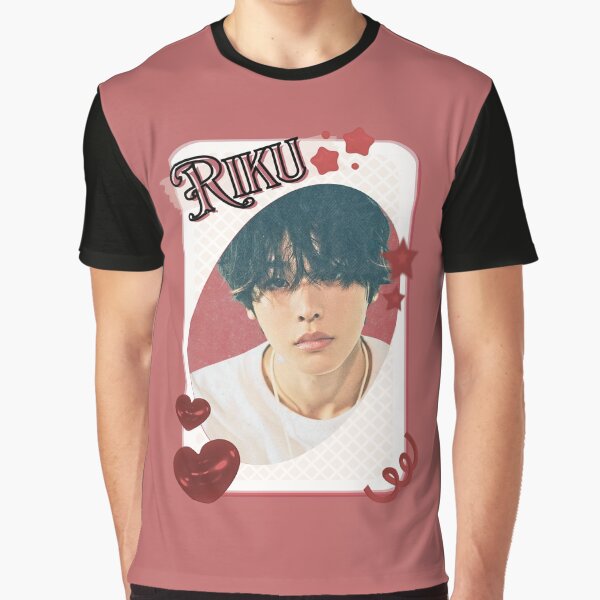 Vista previa del artículo con la obra «Tarjeta de grupo de chicos de Kpop NCT Riku (리쿠) con diseño de collage estético rojo», diseñado y vendido por AJUNICE STUDIO.