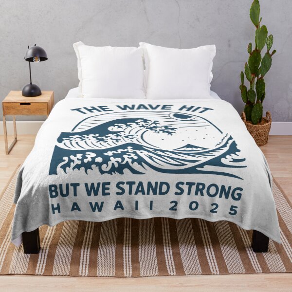 Aperçu de l'œuvre La vague a frappé, mais nous sommes forts. Tsunami d'Hawaï 2025. Graphique vintage. créée et vendue par ivotee.