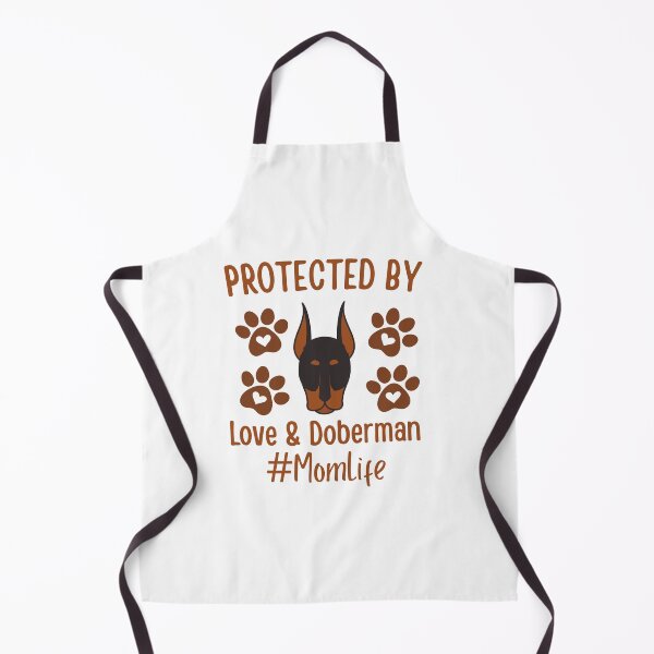 Artikelvorschau, Geschützt durch Liebe und einen Dobermann. Lustiges Zitat einer Dobermann-Mutter für Hundeliebhaber entworfen und verkauft von Guess4best.