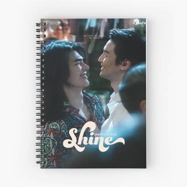 Artikelvorschau, MileApo, wir lieben, wir kämpfen, wir glänzen, das offizielle Poster der Serie, Thai BL Mile Phakphum Apo Nattawin, Kinnporsche, Liebe ist Liebe, Jungs, Liebe, Jungs, Shounen, Ai Mileapo entworfen und verkauft von Kpop-Noona.