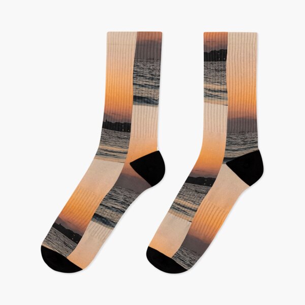 Artikelvorschau, Lebendiger Sonnenuntergang über der Küstenskyline entworfen und verkauft von MyWittyThings.