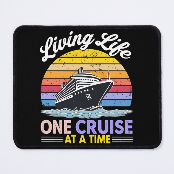 Artikelvorschau, Leben Sie das Leben eine Kreuzfahrt nach der anderen Retro-Kreuzfahrtschiff-T-Shirt – Sunset Sailing Adventure Design entworfen und verkauft von FestivityFinds.