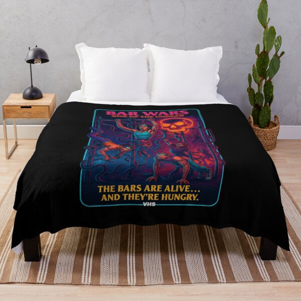 Artikelvorschau, Bar Wars: Aufstieg der Untoten – Retro 80er Horror Street Workout VHS Style T-Shirt entworfen und verkauft von Neon Nightmare.