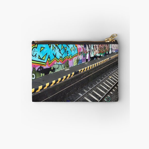 Artikelvorschau, Graffiti, South Melbourne Bahnhof entworfen und verkauft von Roz McQuillan Fine Art & Photography.