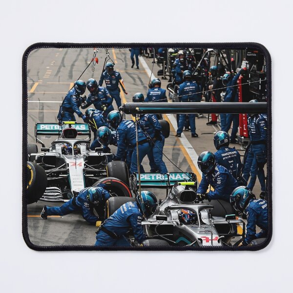 Aperçu de l'œuvre Photographie d'arrêt au stand de Formule 1, impression de course F1 à grande vitesse, art mural de sport automobile, décoration de garage pour passionnés d'automobile créée et vendue par apixelwall.