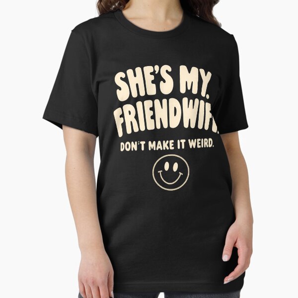 Vista previa del artículo con la obra «Camiseta con frase divertida "Ella es mi amiga-esposa, no lo hagas raro"», diseñado y vendido por ach-ser.