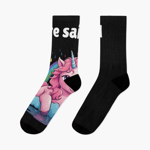Aperçu de l'œuvre Le destin a dit calme - Adorable licorne arc-en-ciel rose et duveteuse allongée paisiblement sous la pluie - Citation stoïcienne créée et vendue par LexaArtworks.