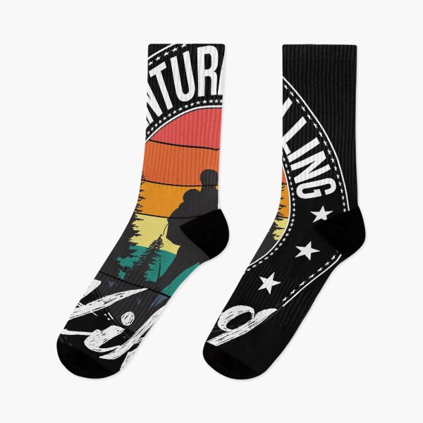 Artikelvorschau, Das Abenteuer ruft – Wandern | Retro Sonnenuntergang Wandershirt entworfen und verkauft von DIRTYSKETCHH.
