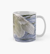 Taza clásica Mute Swan exhibiendo