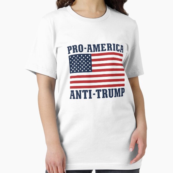 Vista previa del artículo con la obra «Pro-Estados Unidos Anti-Trump», diseñado y vendido por Designr.