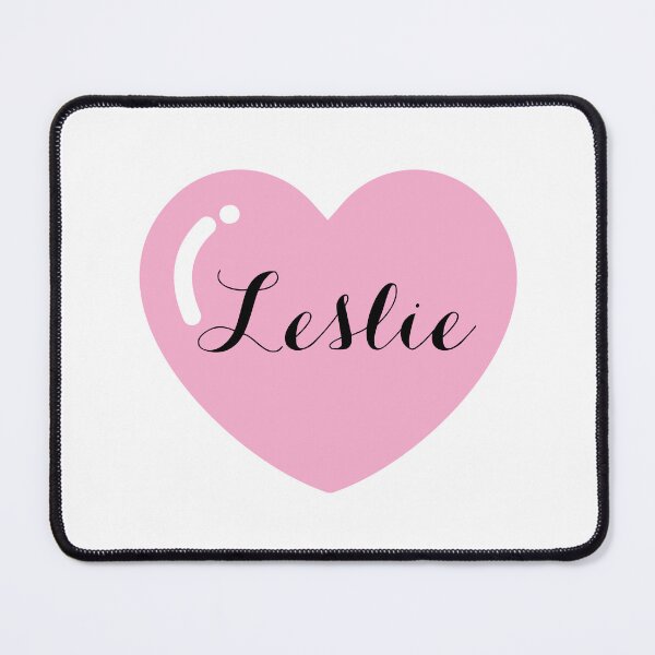 Artikelvorschau, Name Leslie mit rosa Herz entworfen und verkauft von Artbymonika.