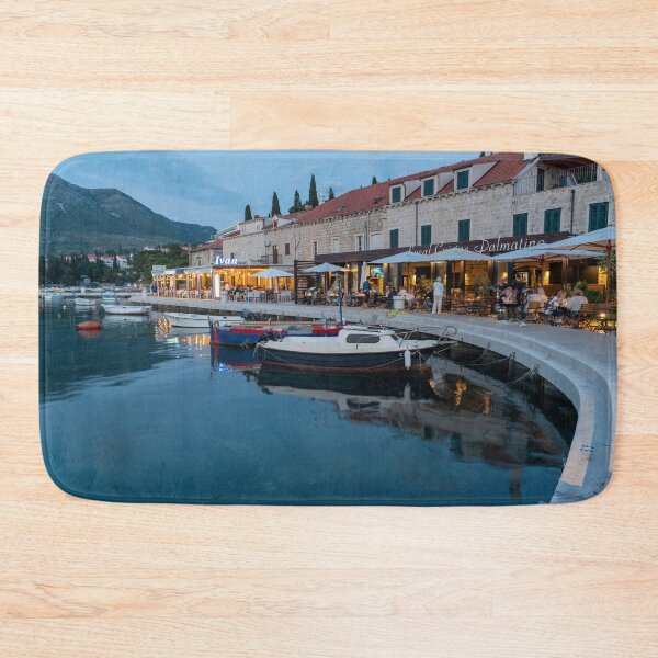 Aperçu de l'œuvre Restaurant Cavtat au crépuscule créée et vendue par hawkie.