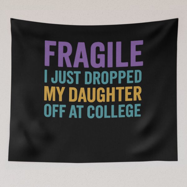 Artikelvorschau, Fragile hat gerade meine Tochter am College abgesetzt. Drop Off Moms entworfen und verkauft von Gravly.
