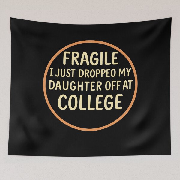 Artikelvorschau, Fragile hat gerade meine Tochter am College abgesetzt. Drop Off Moms entworfen und verkauft von Gravly.