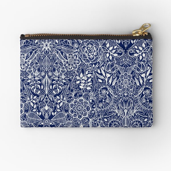 Vista previa del artículo con la obra «Patrón floral detallado en blanco sobre azul marino», diseñado y vendido por micklyn.