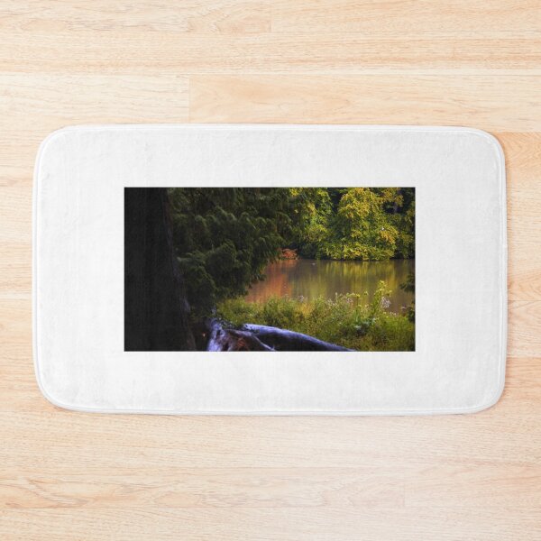 Artikelvorschau, Naturwald und See mit Grün und Orange entworfen und verkauft von oniadragon.