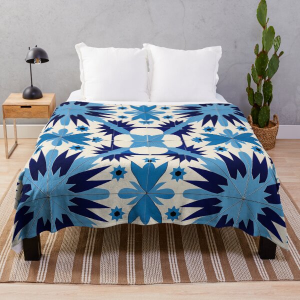 Artikelvorschau, Kräftiges blaues und weißes geometrisches Starburst-Muster Dekokissen entworfen und verkauft von FestivityFinds.