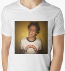 Lächelnde Arten T-Shirt mit V-Ausschnitt