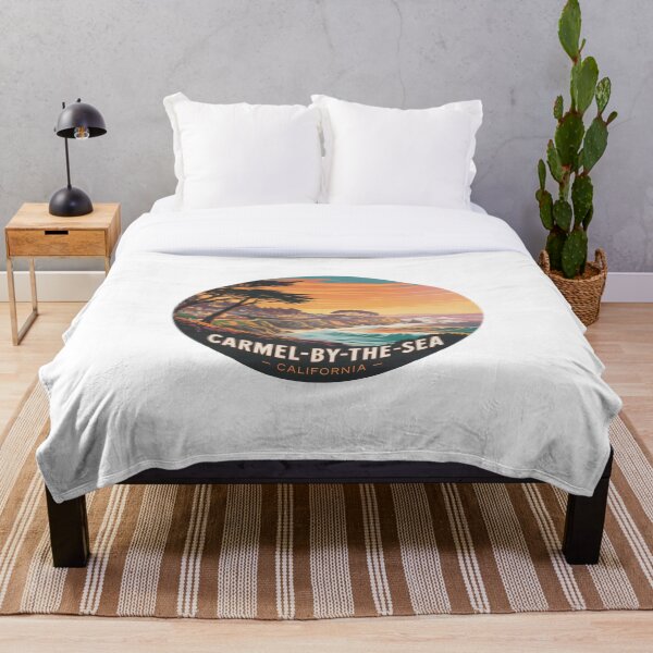 Aperçu de l'œuvre Carmel-by-the-Sea, Californie - Design rétro de coucher de soleil côtier et de vagues océaniques à flanc de falaise créée et vendue par CircinusStore.