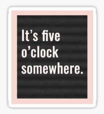 Es ist fünf Uhr irgendwo Sticker