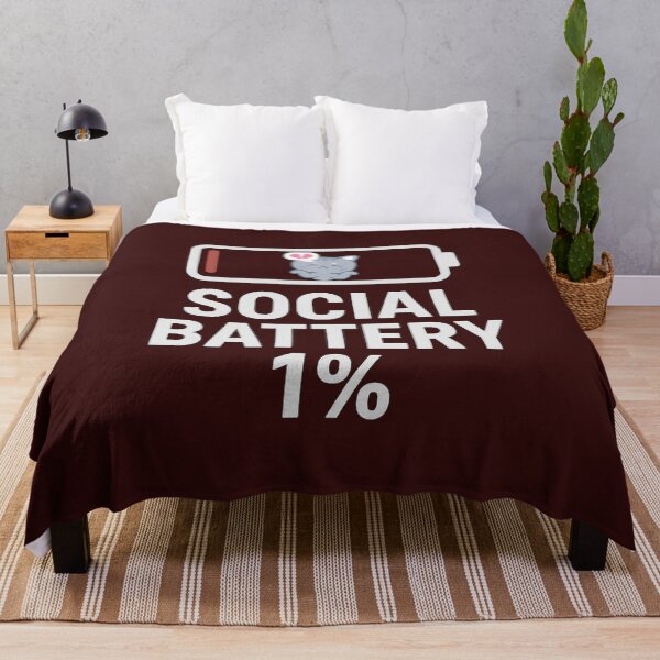 Aperçu de l'œuvre Social Battery 1% – Funny Introvert Low Energy Meme Design créée et vendue par RouniBoutique.