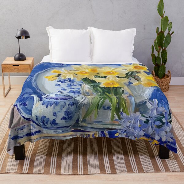 Artikelvorschau, Blau-weiße Chinoiserie mit gelben Schwertlilien und antiken Büchern, Stillleben-Ölgemälde, entworfen und verkauft von SophieClimaArt.