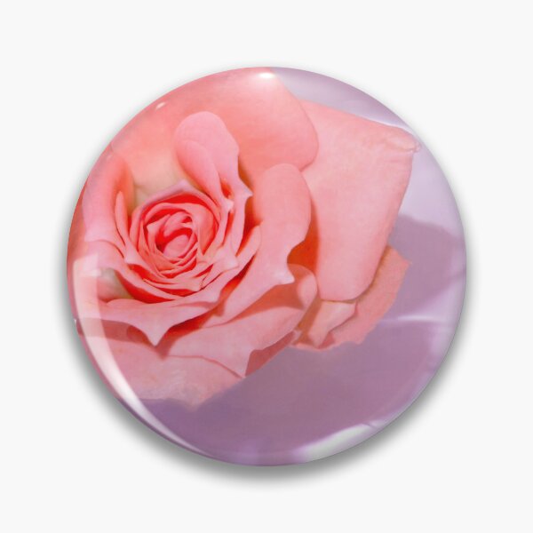 Artikelvorschau, Rosa Rosenblüte – Romantisches Blumendesign entworfen und verkauft von Aram92Designs.