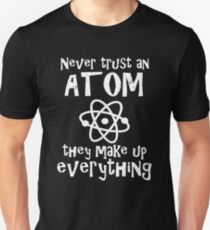 Funny Science Joke Vertrauen Sie nie einem Atom Sie machen alles Slim Fit T-Shirt