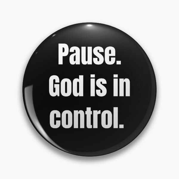 Artikelvorschau, Pause. Gott hat die Kontrolle | Christliches minimalistisches Typografie-Shirt entworfen und verkauft von Illustrated Faith.
